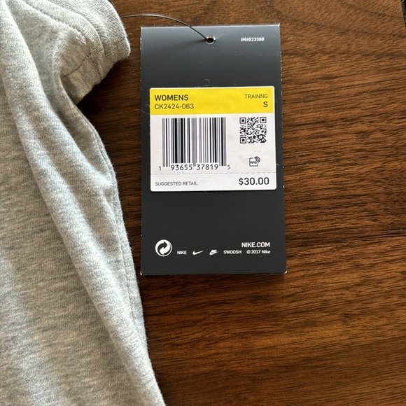 Women’s Nike dry training tank top sz small. New with tags attached. - Picture 2 of 4